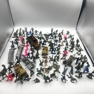 Lot 100+ Pieces Toy Soldiers Accessories Figures Tanks